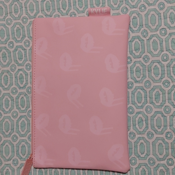Adorable Kylie Cosmetics makeup bag 🌸 - Picture 3 of 4